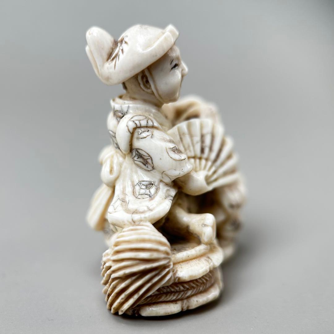 子供の像 扇子付き極上　根付　天然素材アンティーク骨董　飾り物古美術置物細密細工
