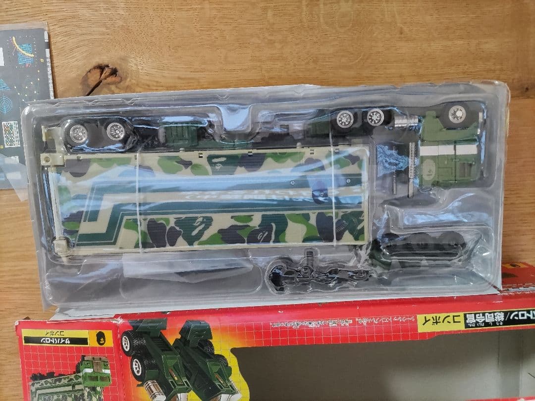 トランスフォーマー　サイバトロン　総司令官 コンボイ　ＢＡＰＥ 迷彩柄