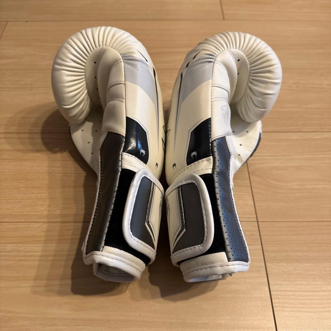 VENUM Elite 14oz ボクシンググローブ ホワイト