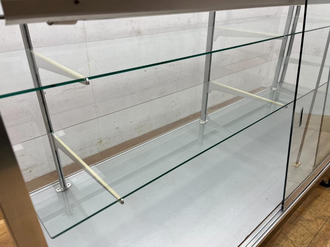 ガラスショーケース（台形）　店舗用