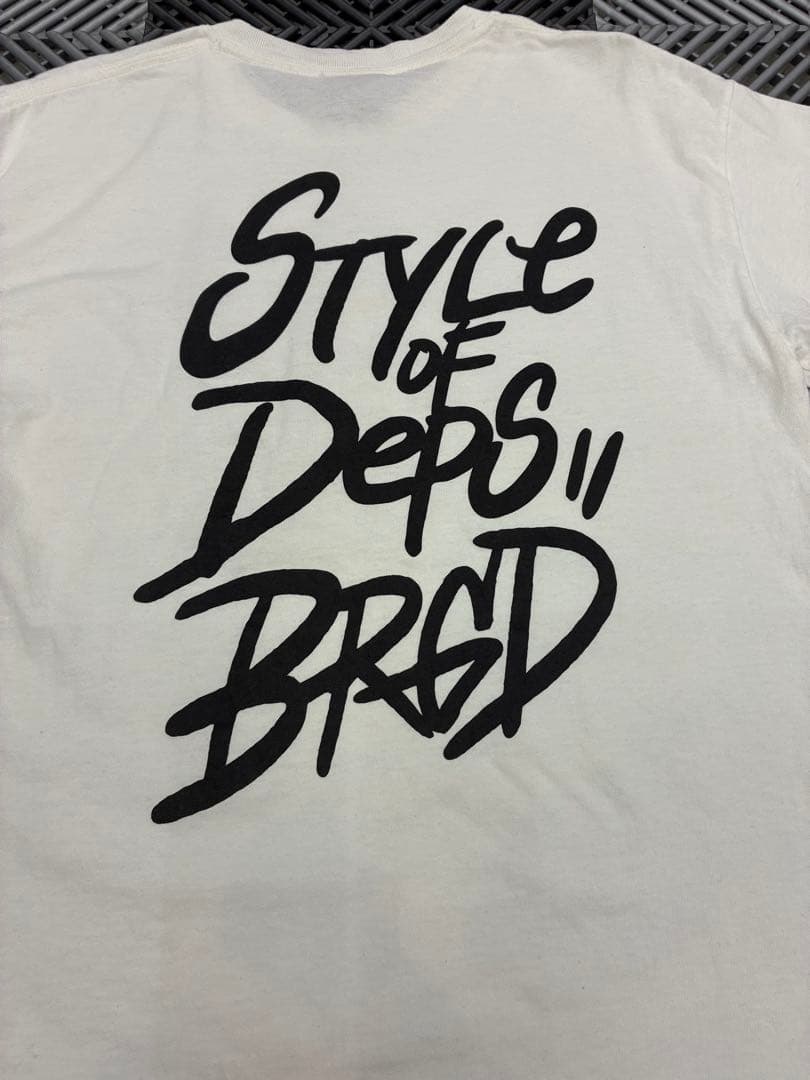 希少！限定！M！ホワイト！デプス×バスブリゲード ダブルネーム ロゴ Tシャツ
