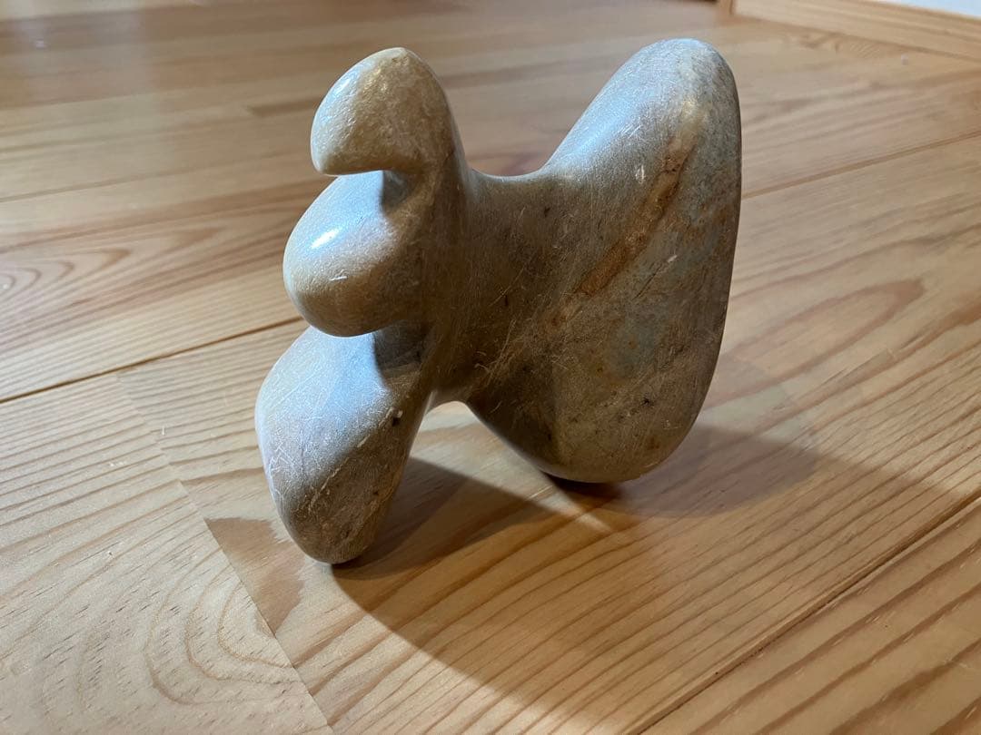 抽象的石彫刻 有機形状 螺旋模様