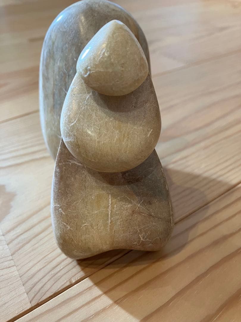 抽象的石彫刻 有機形状 螺旋模様