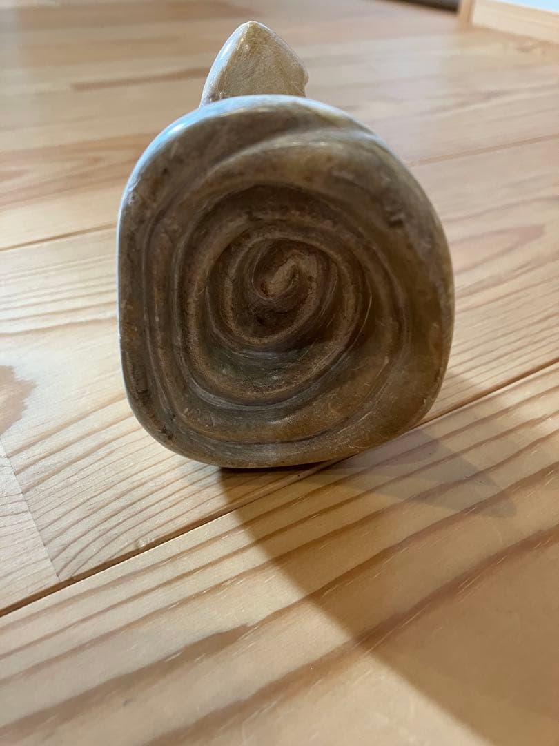 抽象的石彫刻 有機形状 螺旋模様