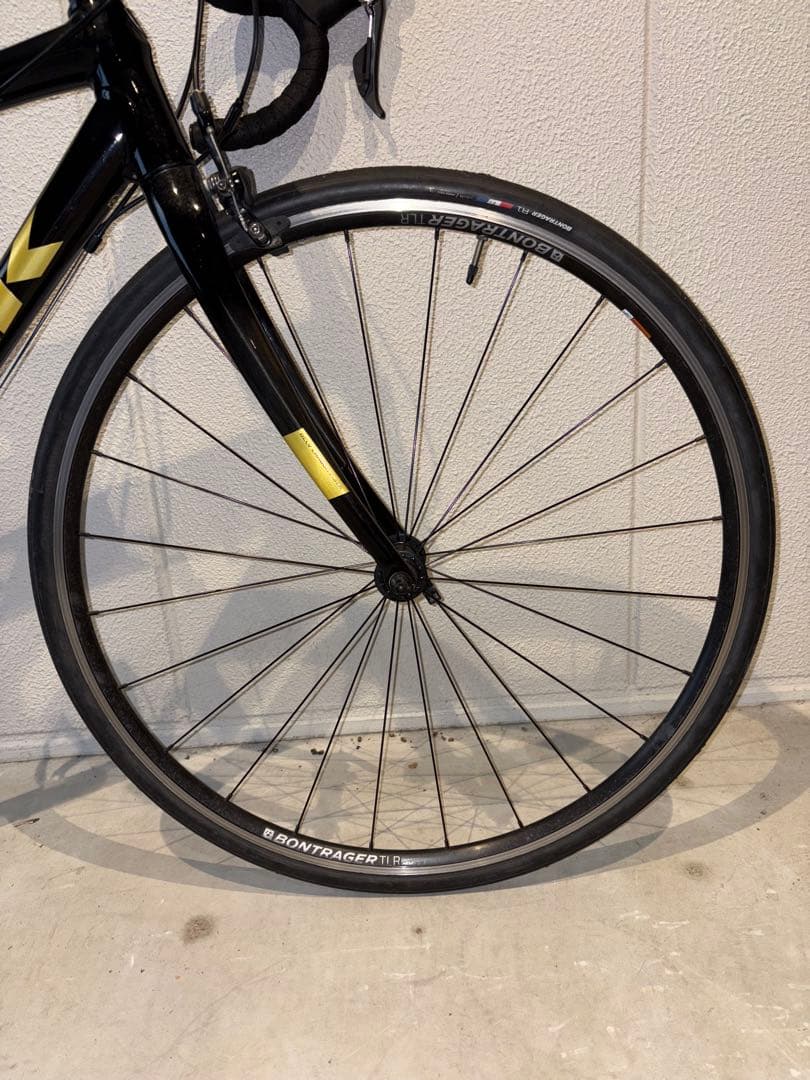 Trek Domane AL2 ロードバイク ブラック/イエロー