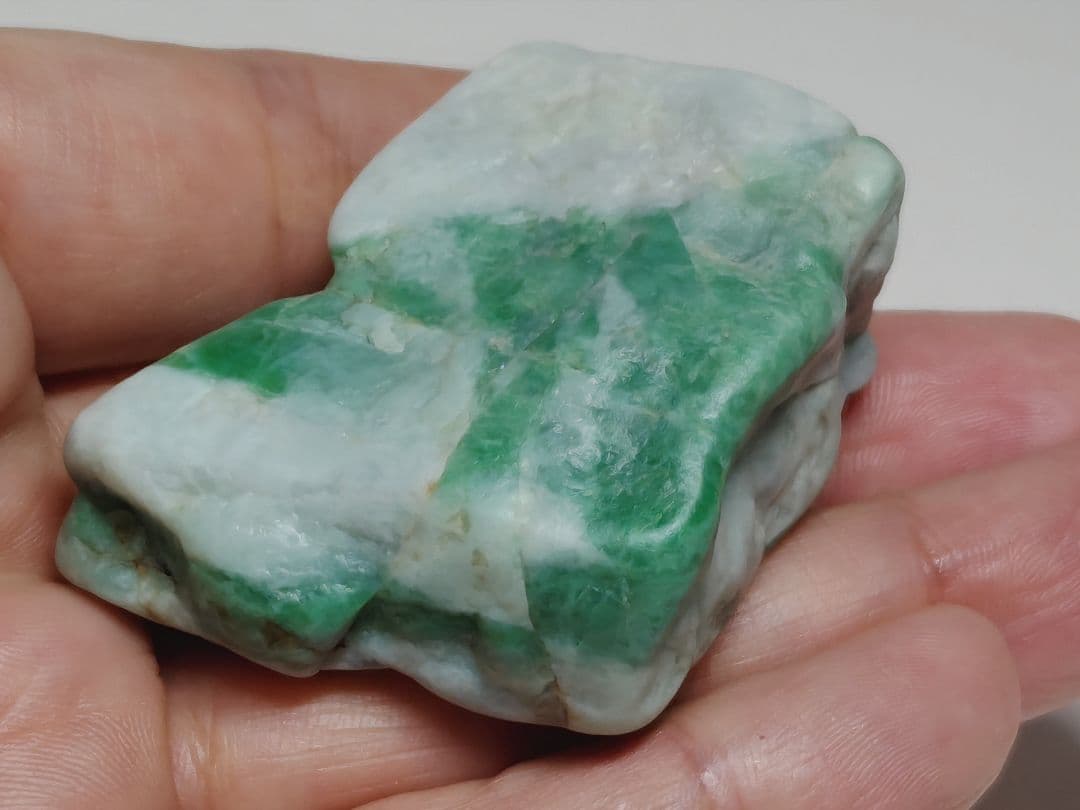 鮮緑 82g 翡翠 ヒスイ 原石 鑑賞石 自然石 誕生石 鉱物 鉱石 水石