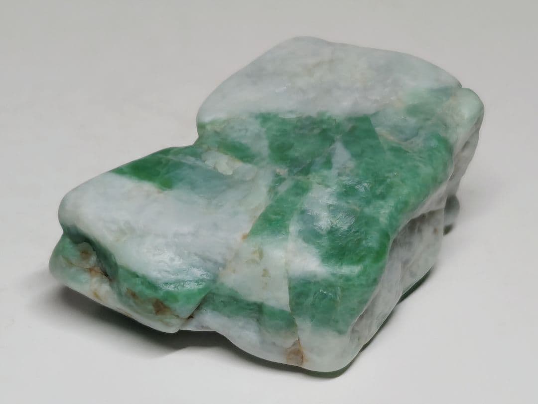 鮮緑 82g 翡翠 ヒスイ 原石 鑑賞石 自然石 誕生石 鉱物 鉱石 水石