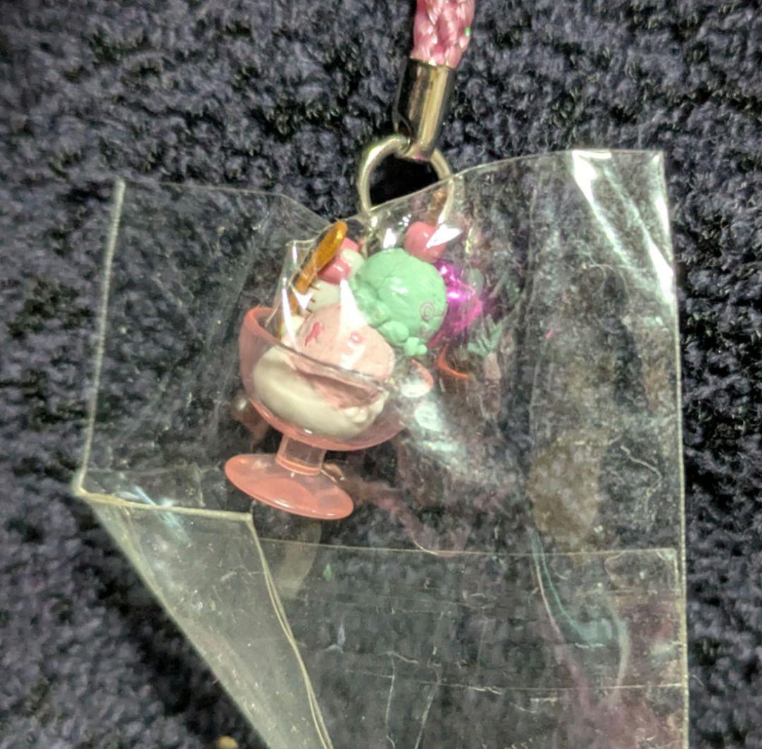 m*a様 ハローキティ アイスサンデー 根付ストラップ