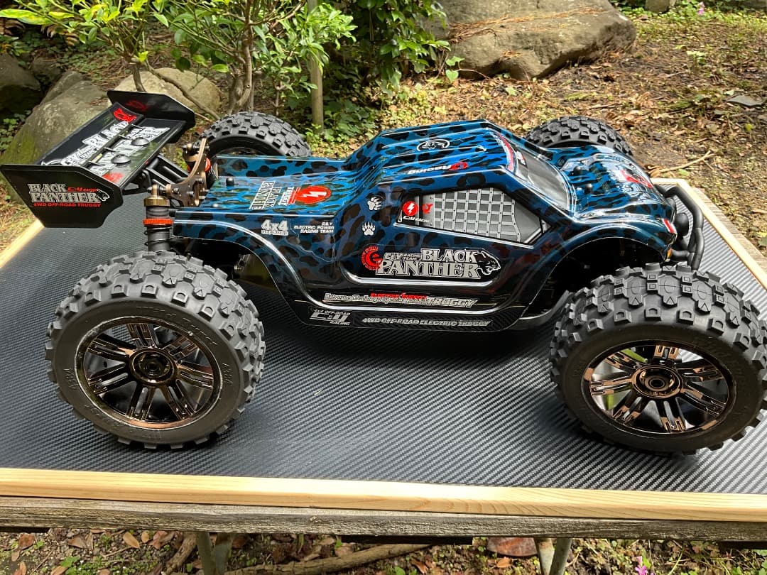 1/8 電動トラックRTR　ブラックパンサー
