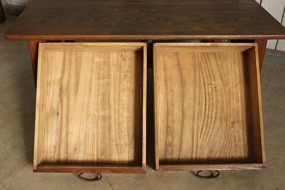古く味のある木製の机　引き出し2杯　 ローテーブル　作業台　古家具　古民家