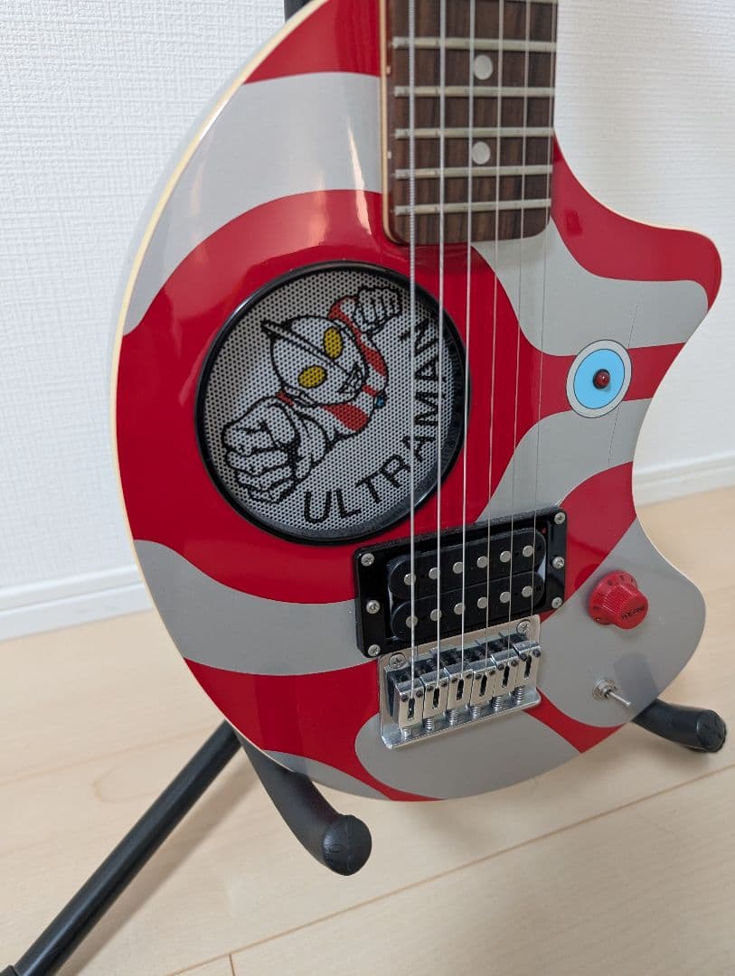 FERNANDES ZO-3 アンプ内蔵エレキギター ウルトラマン仕様