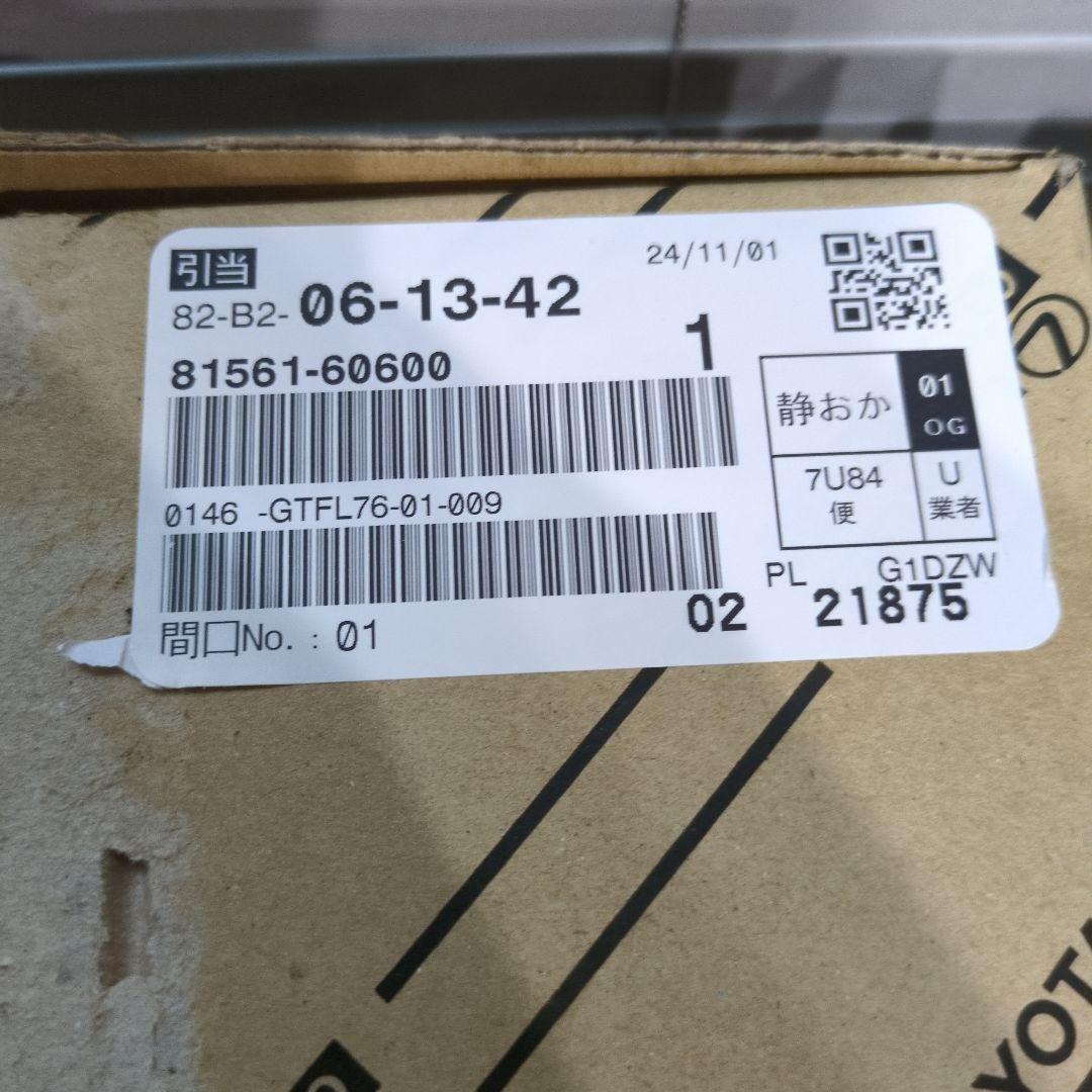 ランドクルーザー100 中期純正テールレンズ　　一式　新品未使用品