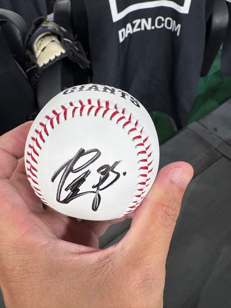 巨人 読売ジャイアンツ 泉口友汰選手 投げ入れ直筆サインボール