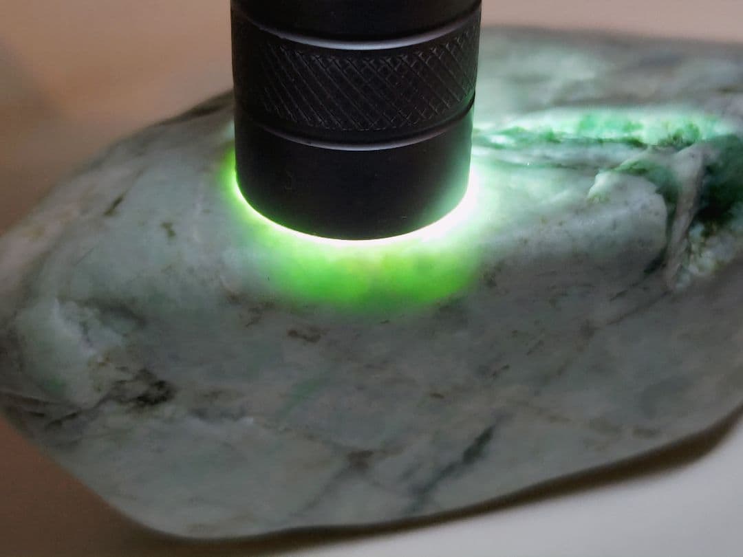 ミント緑 443g 翡翠 ヒスイ 原石 鑑賞石 自然石 誕生石 鉱物 鉱石 水石