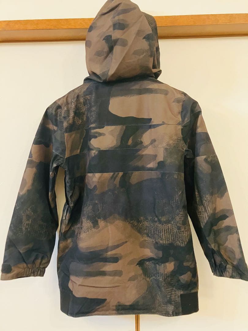 超人気⭐︎kids用⭐︎スノージャケット⭐︎使用わずか☆Volcom ⭐︎カモ柄
