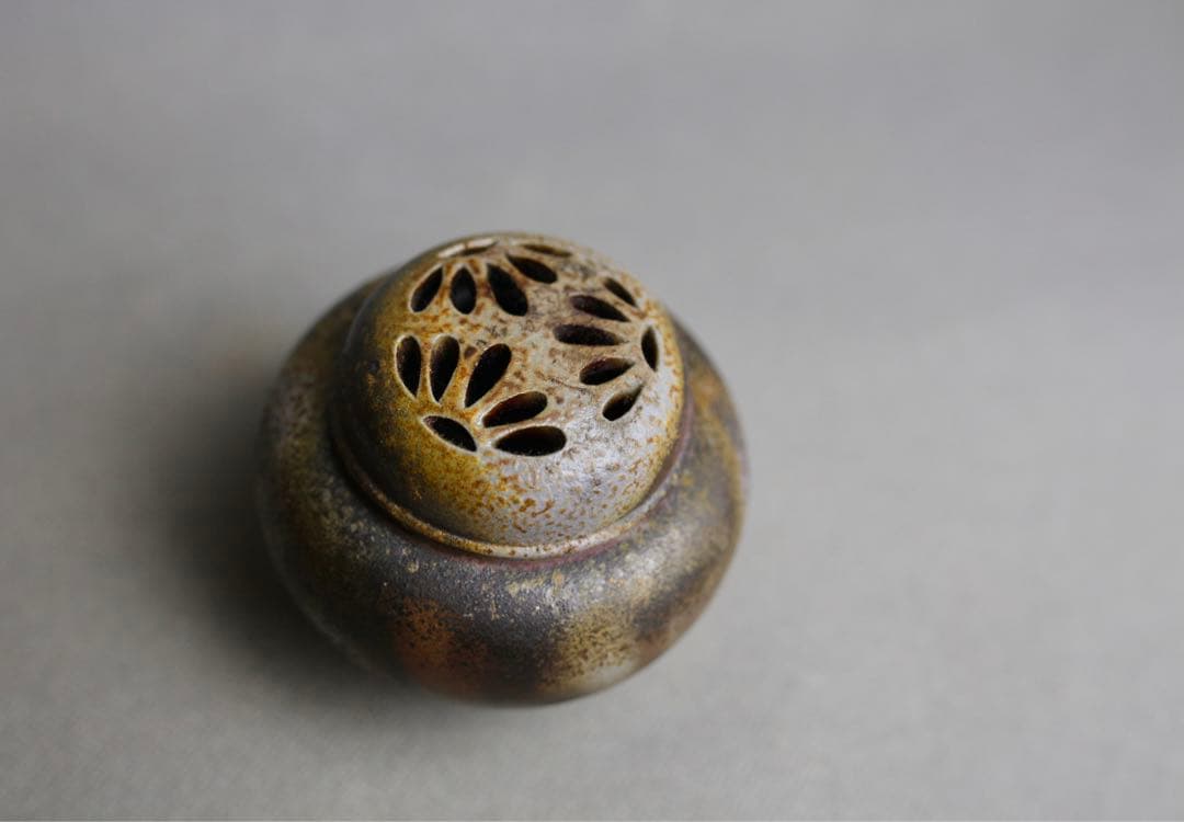 備前焼　龍峰　無形文化財　 三足 香炉　茶道具　茶器　共箱 菊　香炉