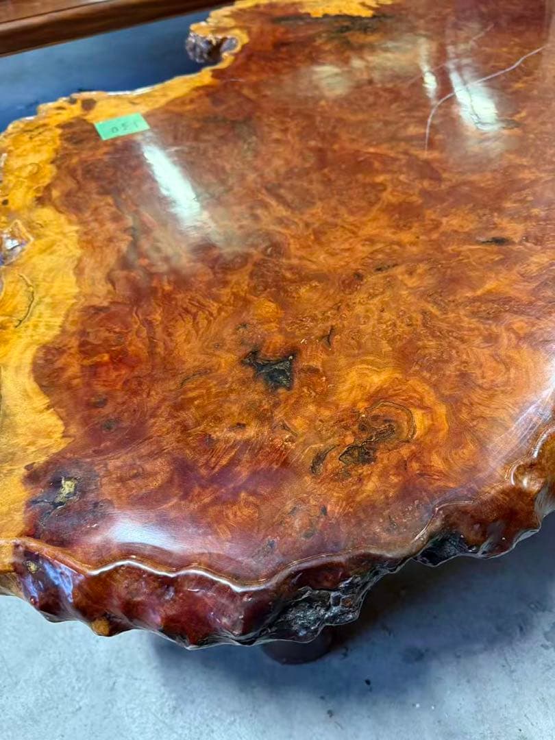 バール材の自然形状座卓