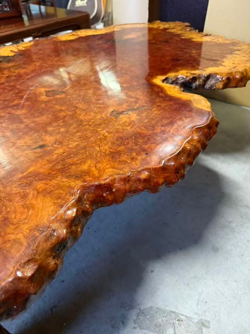 バール材の自然形状座卓