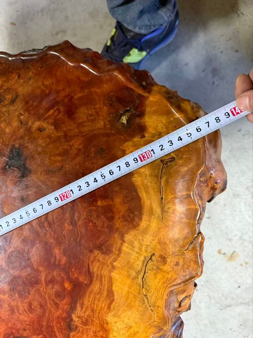 バール材の自然形状座卓