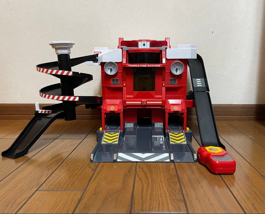 トミカシリーズ 変形ファイヤーステーション等４点セット！