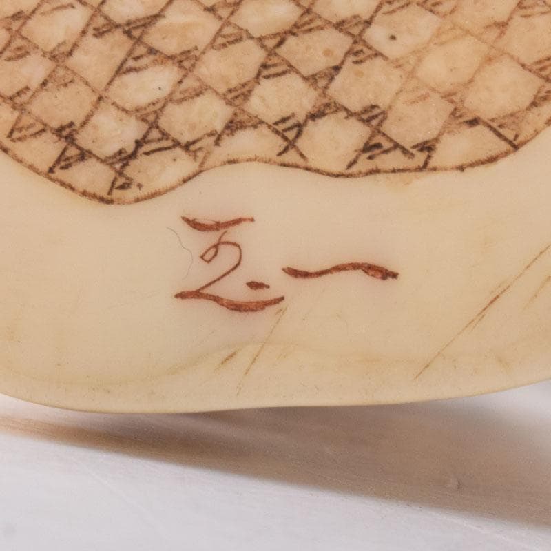 獣骨彫刻　セイウチ牙　翁像　人物像　在銘　置物　時代箱　M　7448