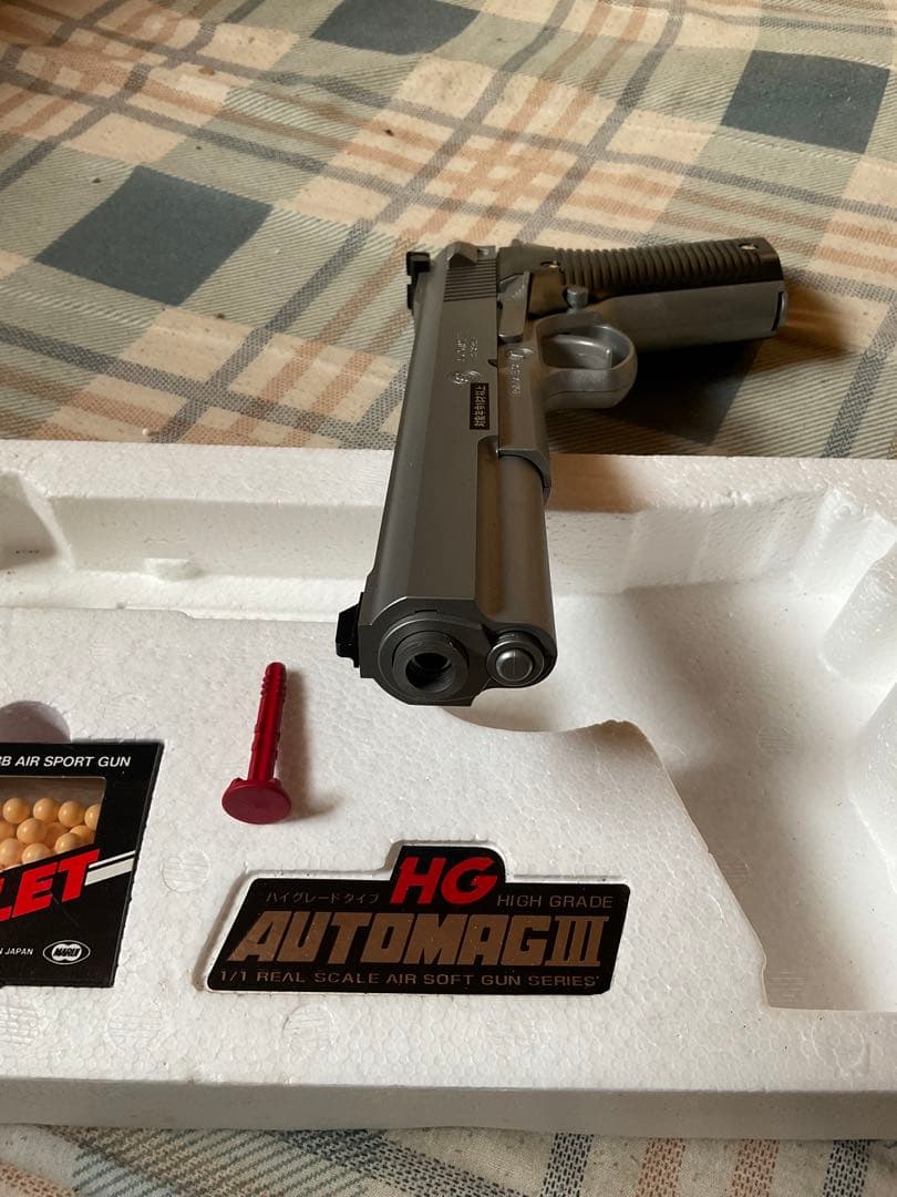 AUTOMAG III ハイグレードタイプ。6mmBB弾使用　対象年齢10才以上