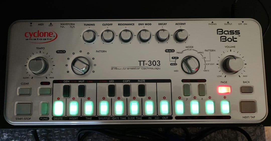 Cyclone TT-303 アナログシンセ　 TB-303