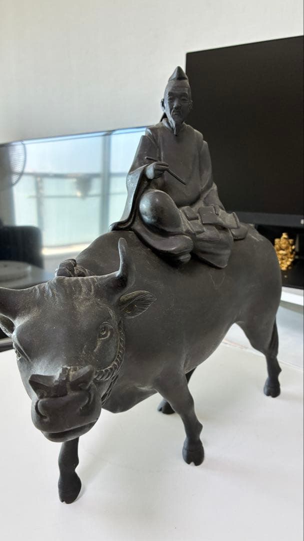 銅器牛に乗る人物像