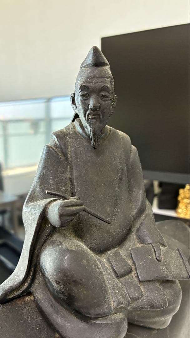 銅器牛に乗る人物像