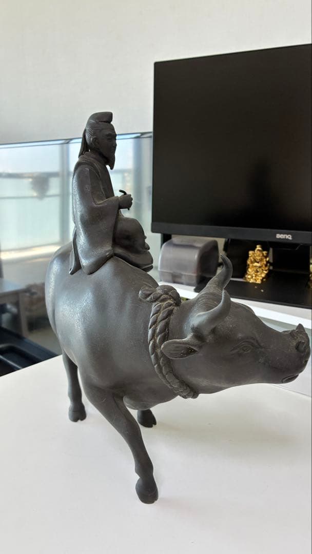 銅器牛に乗る人物像