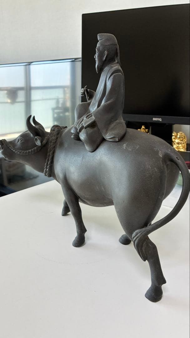 銅器牛に乗る人物像