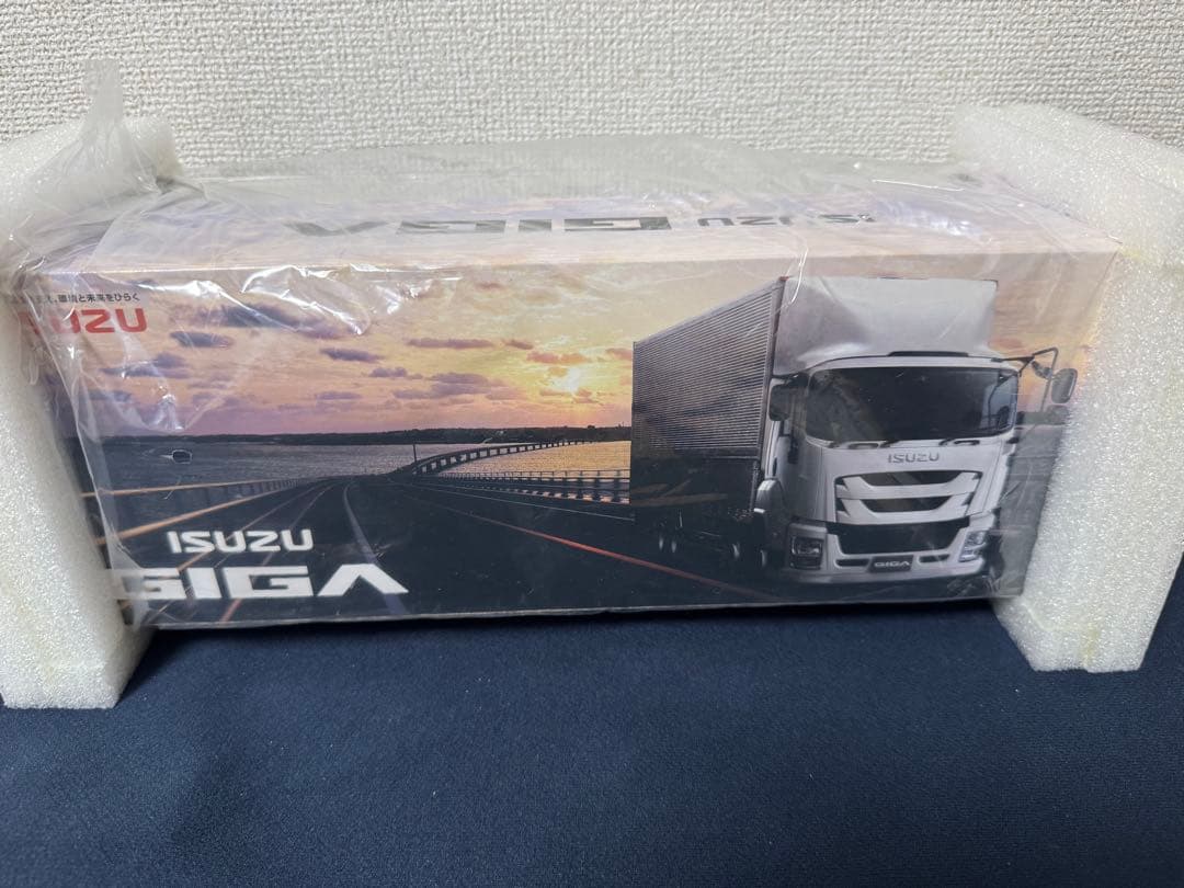 【新品未開封】ISUZU GIGA 1/43 ミニカー　トラック