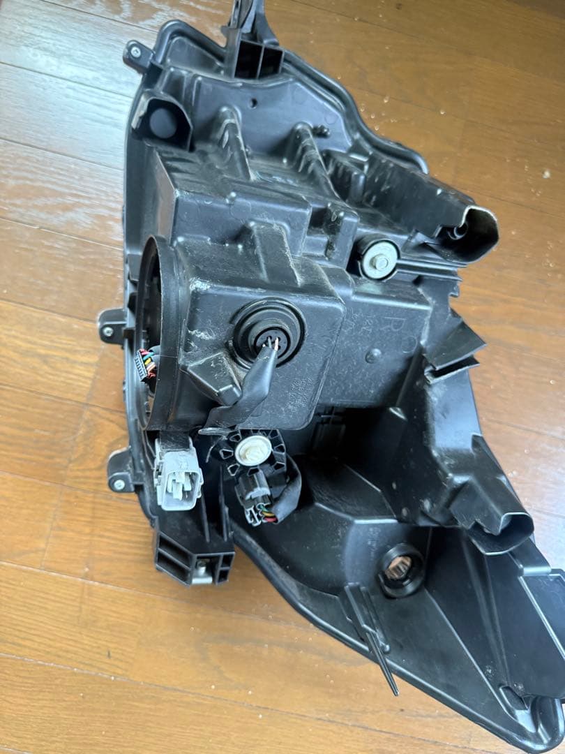 ダイハツトールM900S右純正ヘッドライトユニット(送料無料)