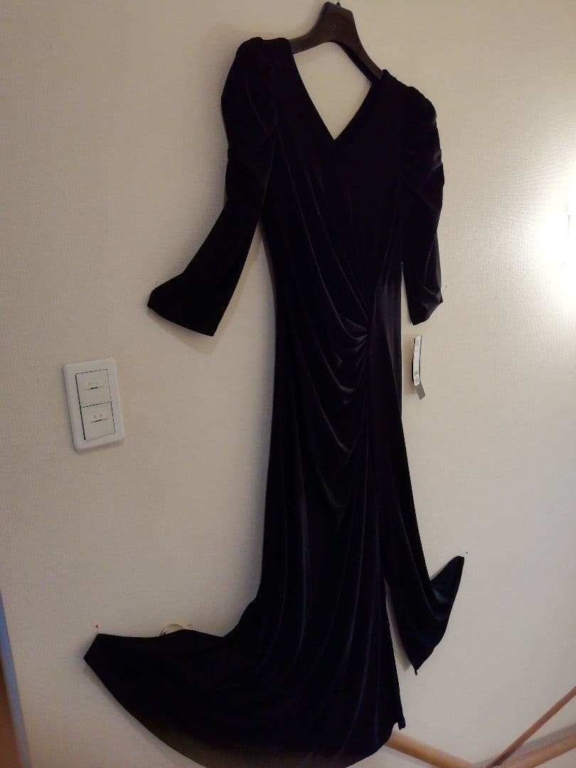 前後Vネックパフスリーブ、スレンダー でスタイリッシュなワンピースドレス♪新品