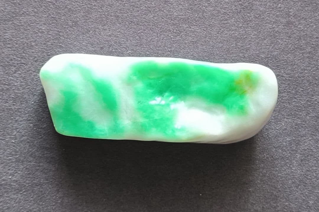 【陽緑】ミャンマー産本翡翠のルース①