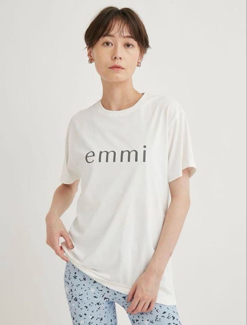 新品　emmi yoga　エミヨガ　ヨガウェアUVカット　吸水速乾　水色　M-L