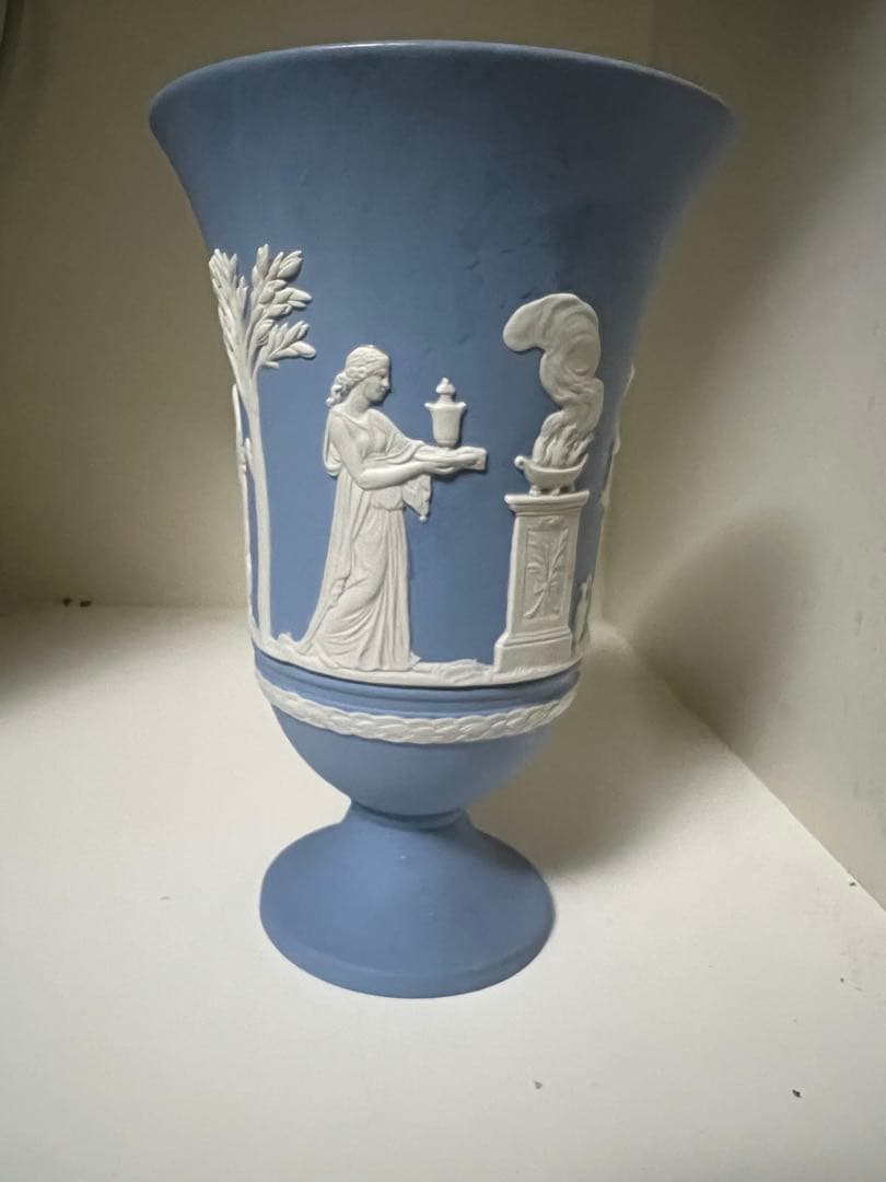 ウエッジウッド　青い陶器の浮彫り花瓶 高さ約20cm