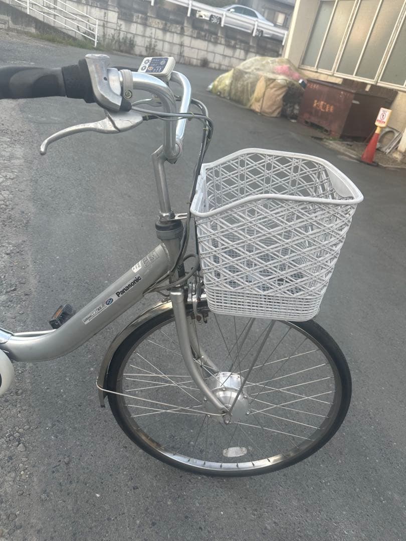 シルバー 電動アシスト自転車 バスケット付き