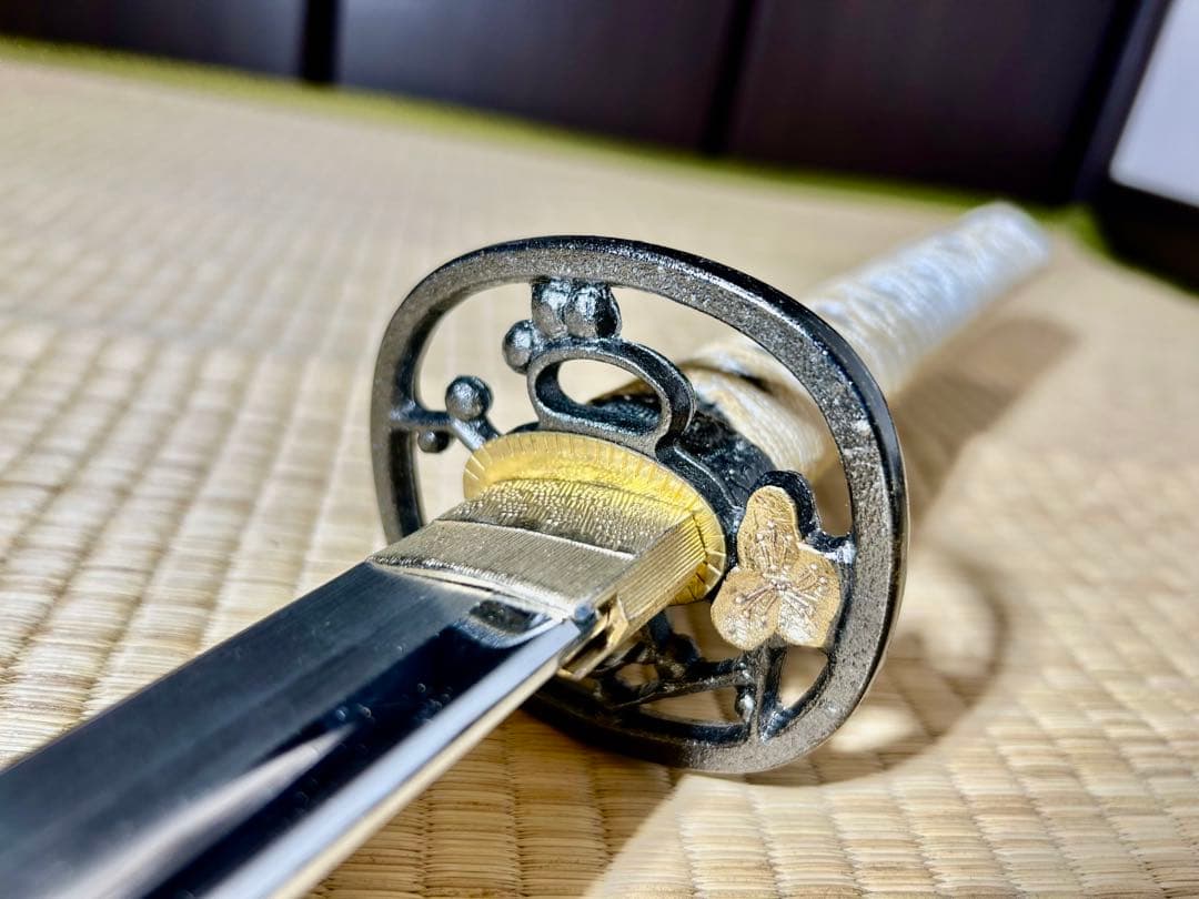 模造刀 太刀　※刀身に樋があり、鍔に花模様のある刀！