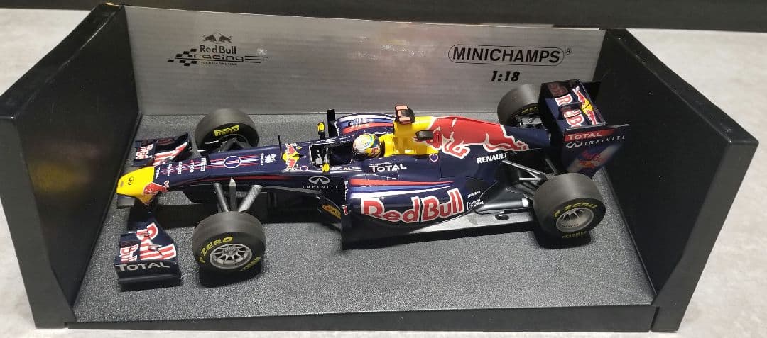 【美品】ミニチャンプス1/18 レッドブル RB7 S.ベッテル 2011