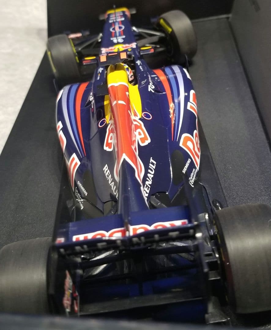 【美品】ミニチャンプス1/18 レッドブル RB7 S.ベッテル 2011