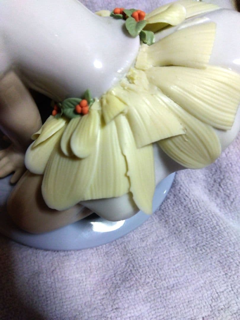 リヤドロのポーセリン（磁器）製フィギュリンOopsy Daisy