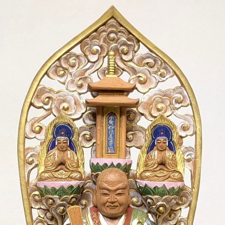 【ゲリラセール・新品】 三宝尊付き日蓮聖人　彩色　紅檀　総高さ約22.5㎝　日蓮