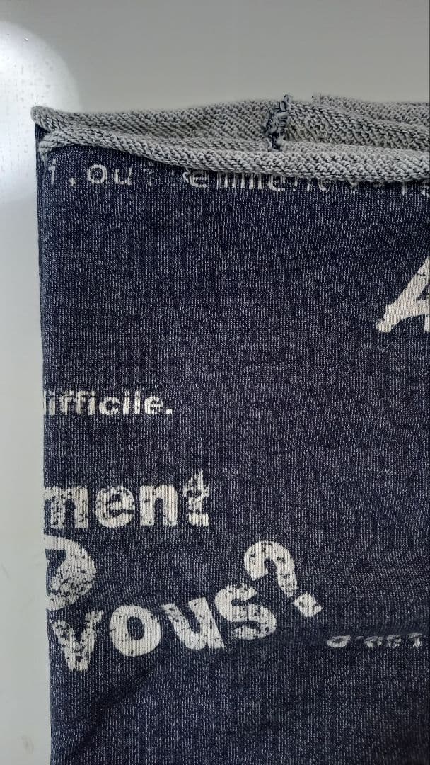 英字柄裏毛ニットの犬の服