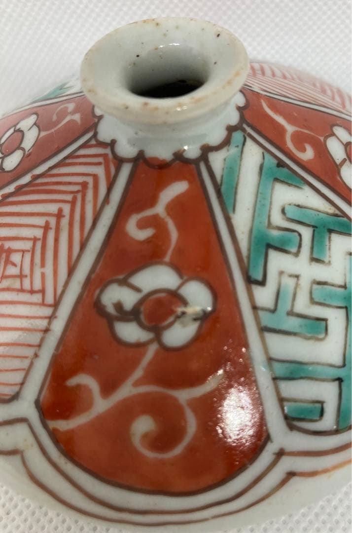 油壺　古伊万里　花と紗綾形紋様