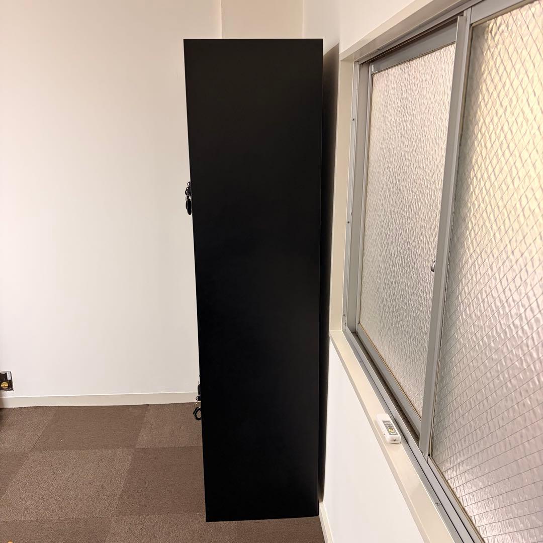 ブラックスチール製鍵付きオフィスロッカー 8人用