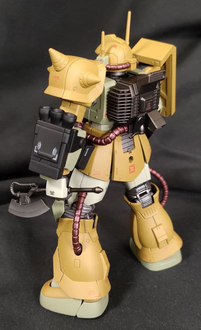 ガンプラ 塗装済完成品 ＨＧ ザク・デザートタイプ（ダブルアンテナ仕様）