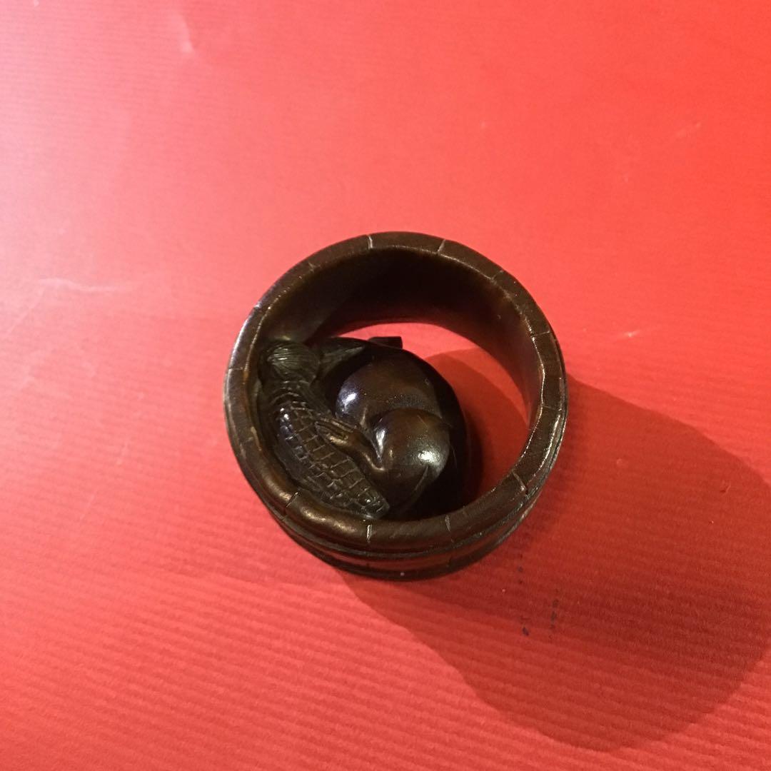 根付　桶に福鼠　黒檀材質　N13