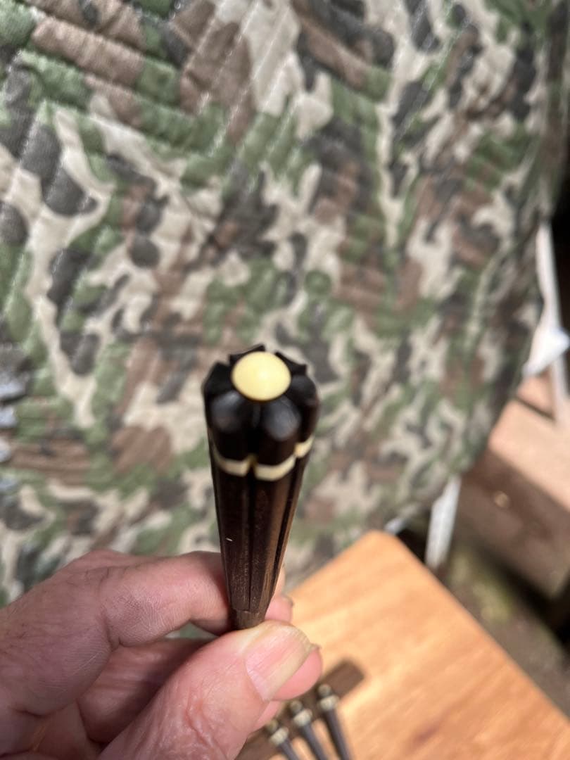 沖縄三線江戸与那城型((シャム柿)本皮一枚張りに仕上げました。