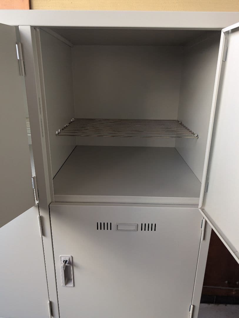 【美品中古】オフィスロッカー 8扉/棚付き/キー全て有※一部地域配送無料